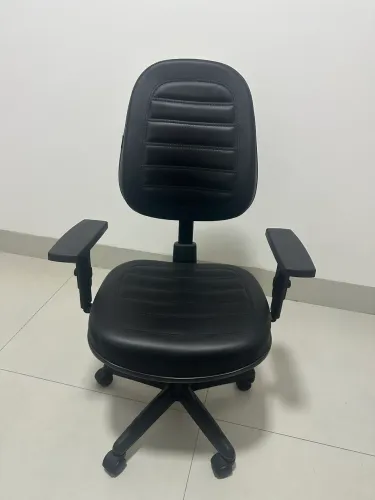 Cadeira escritório giratória regulável