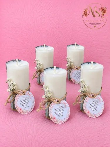 Velas aromáticas e chaveiros em resina