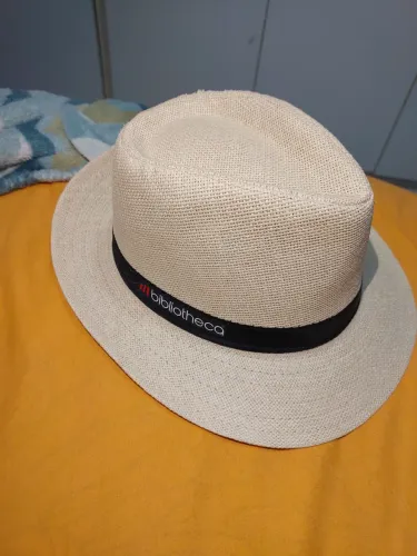 Chapéu de fibra de papel bibloteca