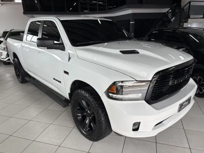 Ram Classic Laramie Night Edition 5.7 V8 16V Gasolina 4X4 Aut. 2022