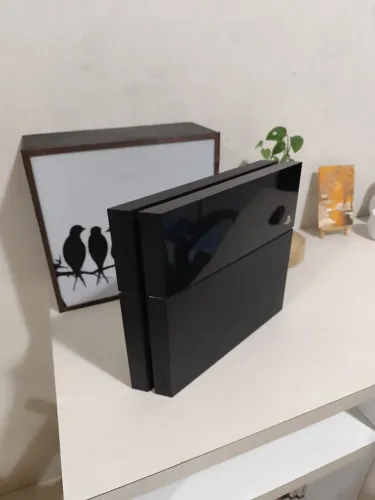 Playstation 4 usado , 500 gb, acompanha 2 controles