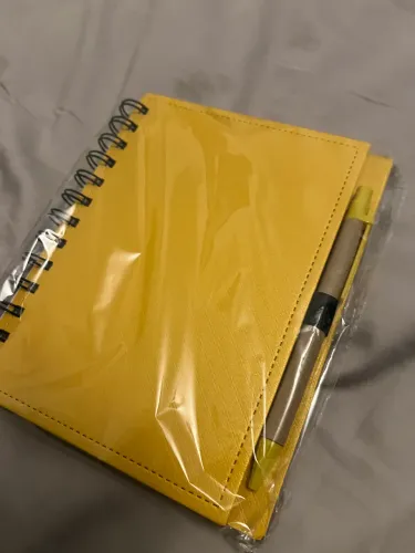 Caderno de anotações médio com caneta 