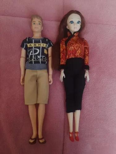 Casal de bonecos semelhante Barbie e Ken.