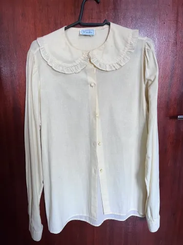 Camiseta com detalhe de babadinhos na gola, gola peter pan vintage cor amarelo manteiga