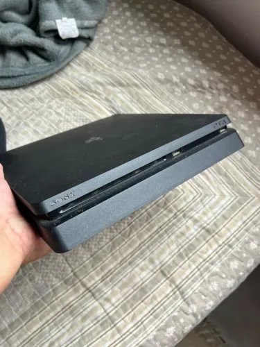 Vendo ps4 1tb com 7 jogos