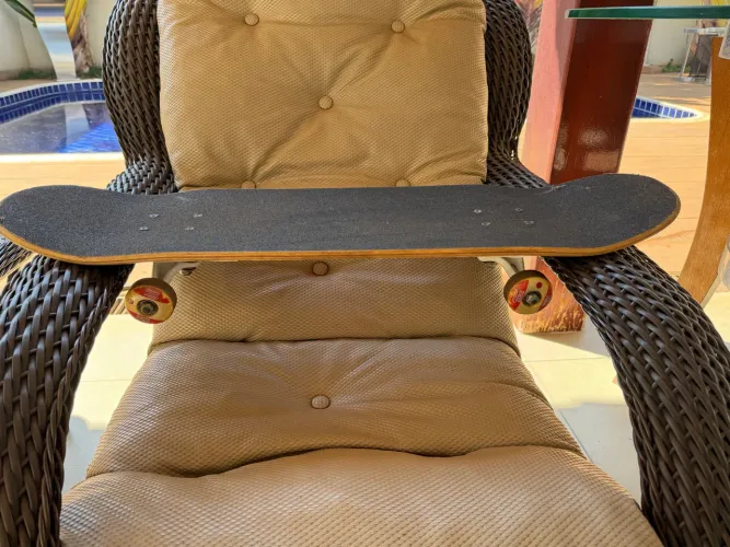Skate Profissional Completo Versos Ric Rodrigues + Trucks Tracker