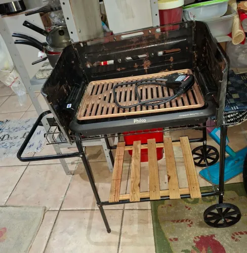 Churrasqueira elétrica com carrinho,  110v 