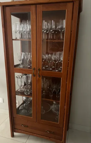 Cristaleira em Madeira