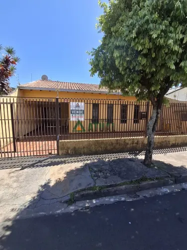 CASA COM 4 QUARTOS A VENDA NA REGIÃO LESTE DE LONDRINA.