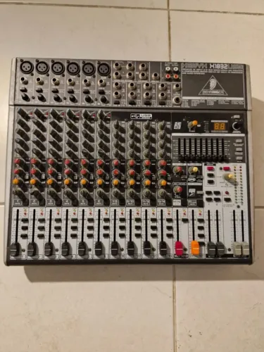 Mesa de Som Behringer XENYX X1832USB - 18 Entradas, USB e Efeitos