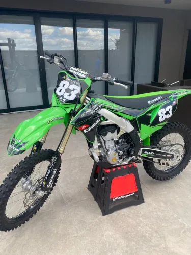 Moto Kawasaki KX 250 F em excelente estado