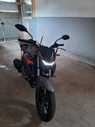 Cinza com laranja 