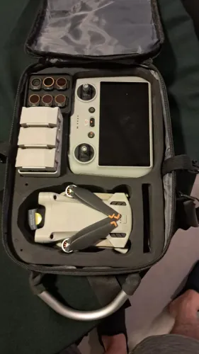 Drone dji mini3 pro poucas horas de voo. Acompanha controle RCI 3 baterias lentes e case