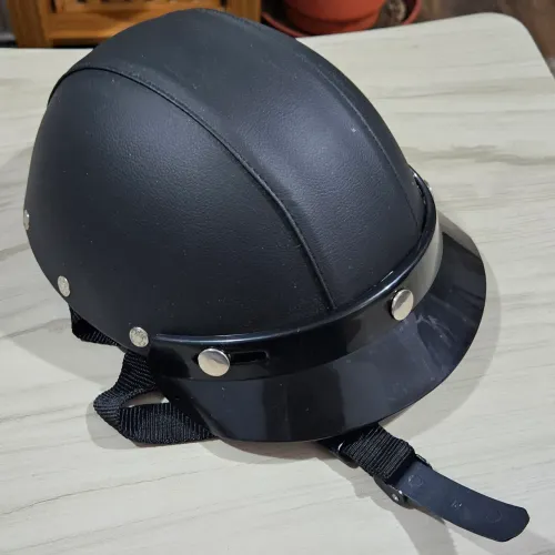 Capacete para uso em scooter elétrica.