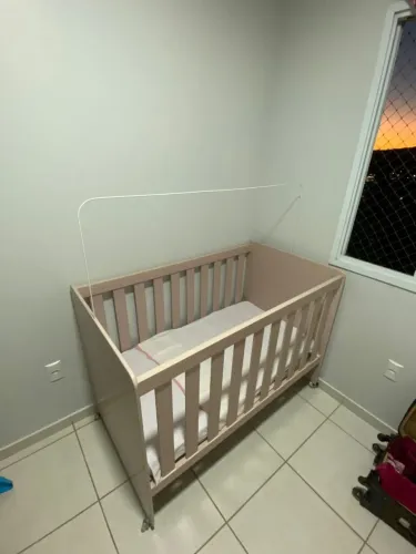 Berço Americano Rosa com Rodízios - Excelente Estado