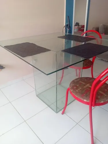 Mesa de vidro para 4 lugares com 3 cadeiras
