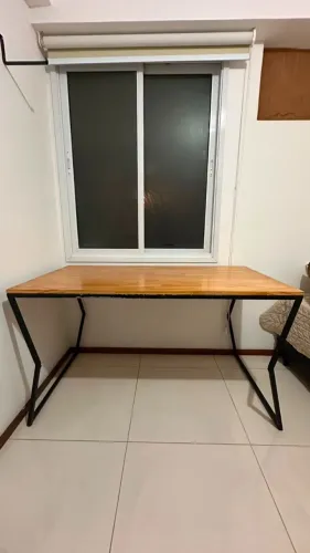 Escrivaninha com tampo de madeira e base de ferro - 1,35x70cm