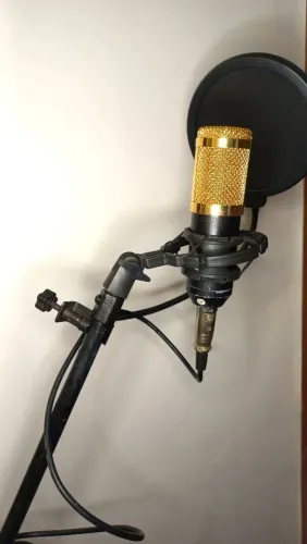 Microfone condensador BM-800 com pedestal e pop filter incluso