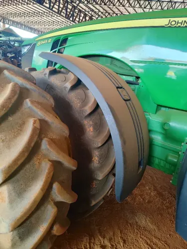 Conjunto Trator e Plantadeira John Deere 8R e 26 linhas