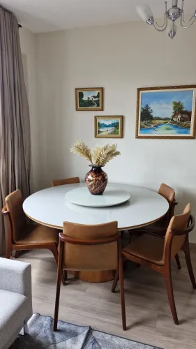 Mesa de Jantar redonda com tampo giratório de 1.50 - pintura laca e vidro (somente a mesa)