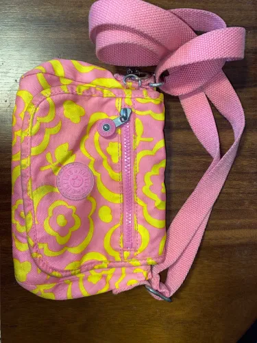 Bolsa kipling amarela e rosa de florzinhas
