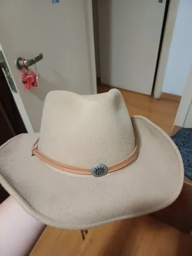 CHAPÉU ESTILO COWBOY