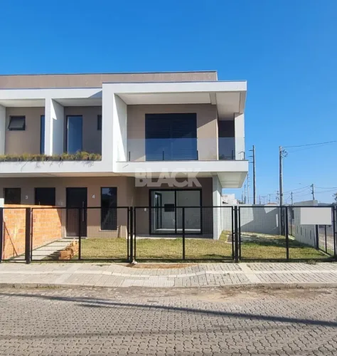 Sobrado geminado com pátio no Morada das Palmeiras em Torres RS