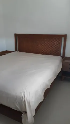 Cama Queen Size em Madeira com Cabeceira Alta Trabalhada