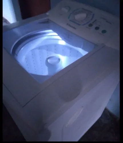 Máquina de lavar Electrolux 12kg, funcionando perfeitamente com iluminação do cesto