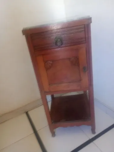 Charmosa mesa de cabeceira antiga de madeira com elegante tampo de mármore e 1 gaveta.