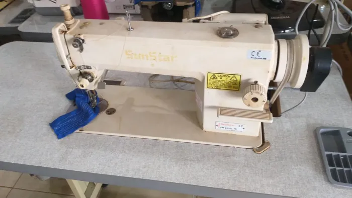 Máquina de costura reta industrial usada 