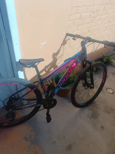 Bicicleta Aro 29 Dropp Z3 Câmbio Shimano 21 Vel Freio Discos Cor Preto/Azul e Rosa