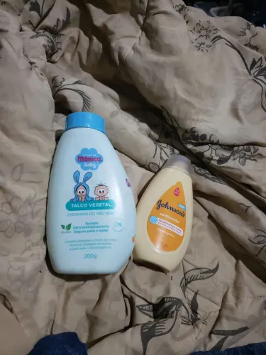 Produtos de bebê usados (talco e condicionador)