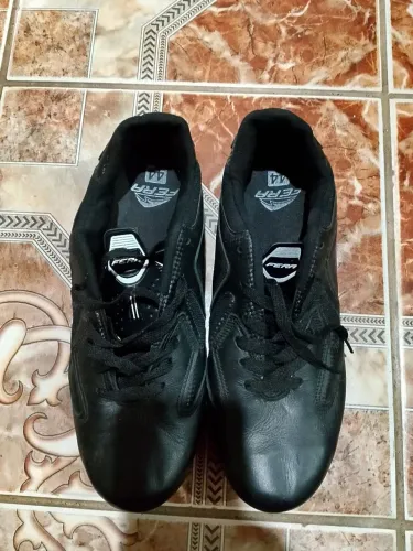 Vendo um par de chuteira de couro costurada nova T43