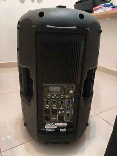 Conjunto: Caixa de Som Ativa Staner SR-212A 12" 200W Bluetooth Preta + Pedestal + Capa