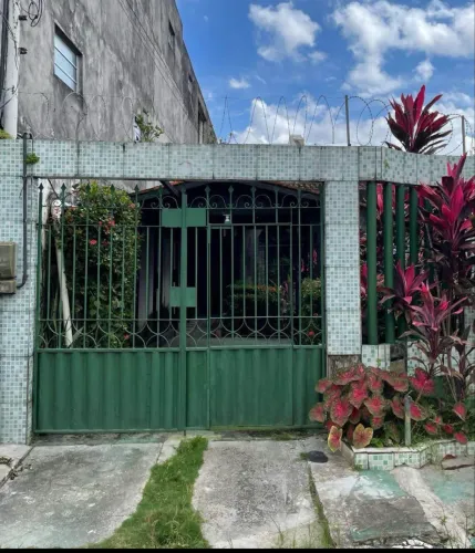 Casa com 1 (único) Quarto com Garagem Coberta e Quintal