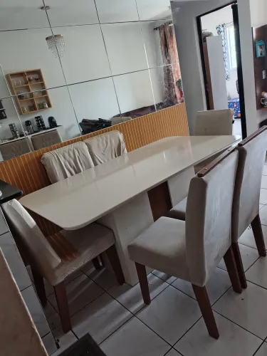 Mesa de jantar com 6 cadeiras acolchoadas.