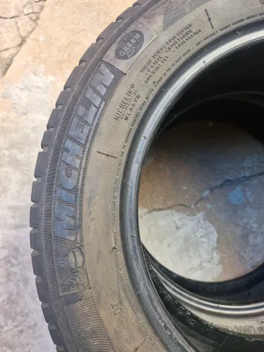 Pneus Michelin 195/60 Ara 15. Vendo 2 pneus medida 195/60 aro 15, seminovo, meia vida.
