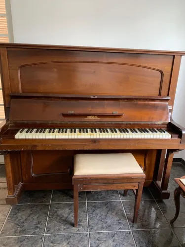 Piano antigo