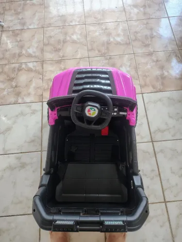 Carinho elétrico de brinquedo