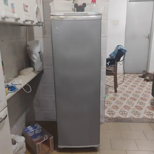 Freezer vertical trocar motor