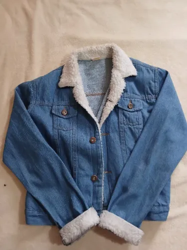 Jaqueta jeans peluciada por dentro, ótimo estado, pouco tempo de uso