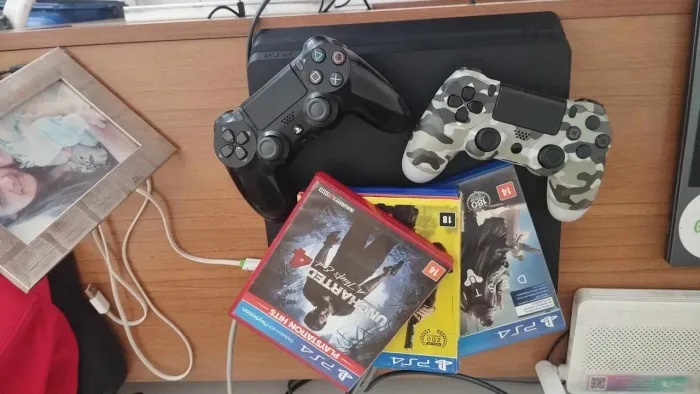Ps4 slim 500gb 2 manetes e jogos 