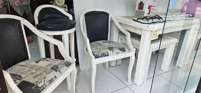 Jogo mesa , poltronas e banqueta