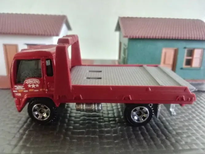 Miniatura Matchbox Isuzu Flatbed Truck 99 Scl. 1/90 Red Hiway Hauler Towing Delivery Truck