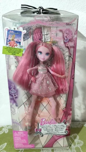 Boneca da marca Barbie personagem Glim'r coleção do Filme Moda e Magia