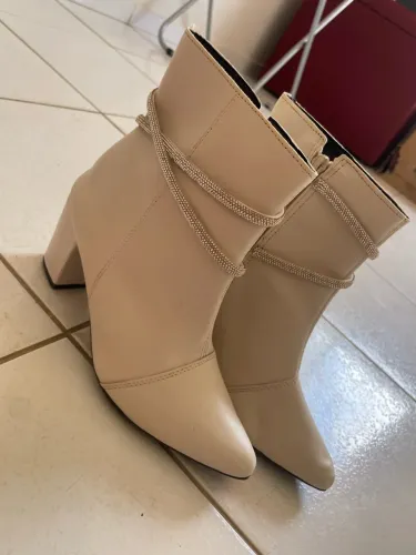 Vendo bota branca T36