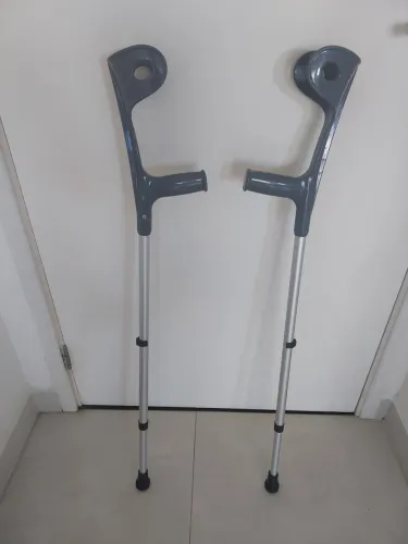 Vendo um par de muletas