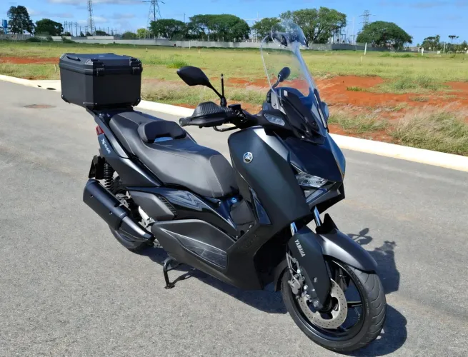 Vendo Xmax 2025 baico km Impecável com banco confort e baú