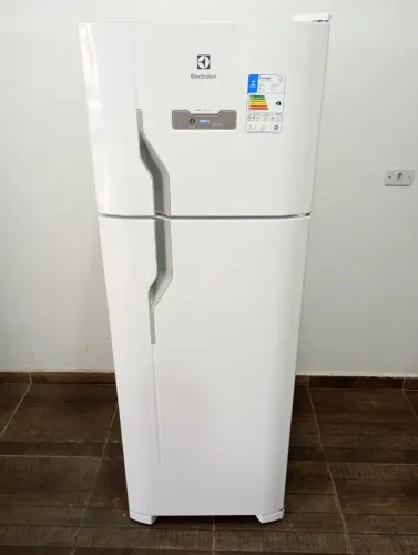 Geladeira Electrolux frost free impecável sem detalhes 110v